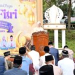 Wakil Wali Kota (Wawako) Pagar Alam, Hj. Bertha, memberikan sambutan singkat pada pelaksanaan shalat Idul Fitri 1447 Hijriah di Lapangan Sepak Bola Terminal Kota Pagar Alam, pada hari Sabtu, tanggal 21 Maret 2026. (MUSINEWS.ID/HAIRUDIN)