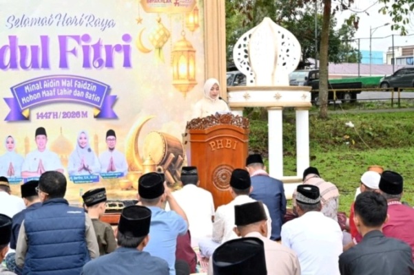 Wakil Wali Kota (Wawako) Pagar Alam, Hj. Bertha, memberikan sambutan singkat pada pelaksanaan shalat Idul Fitri 1447 Hijriah di Lapangan Sepak Bola Terminal Kota Pagar Alam, pada hari Sabtu, tanggal 21 Maret 2026. (MUSINEWS.ID/HAIRUDIN)