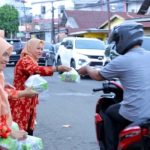 Pegawai di lingkungan Dinas Kominfo Kota Palembang melakukan pembagian menu berbuka puasa kepada masyarakat yang melintas di depan kantor. (MUSINEWS.ID/HAIRUDIN)