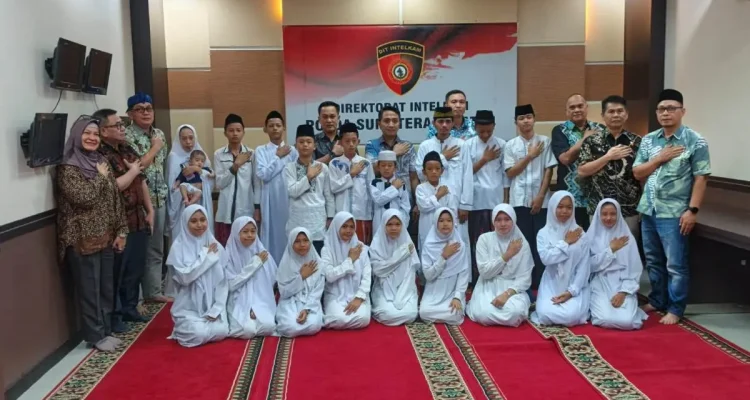 Jajaran Dit Intelkam Polda Sumsel foto bersama anak yatim dari Panti Asuhan Yayasan Mahabatul Umi, pada hari Jum'at, tanggal 27 Maret 2026. (MUSINEWS.ID/TRY)