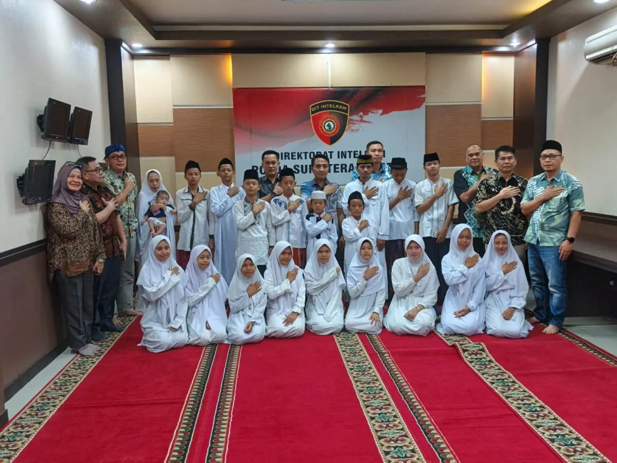 Jajaran Dit Intelkam Polda Sumsel foto bersama anak yatim dari Panti Asuhan Yayasan Mahabatul Umi, pada hari Jum'at, tanggal 27 Maret 2026. (MUSINEWS.ID/TRY)