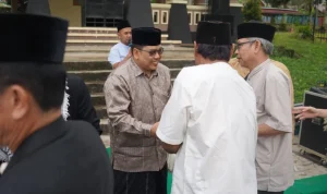 Sekretaris Daerah (Sekda) Kota Pagar Alam, Zaily Oktosab Fitri Abidin, bersama Ketua Dharma Wanita Persatuan (DWP), Reni Zaily, menghadiri pelaksanaan salat Id di Lapangan Eks MTQ Gunung Gare. (MUSINEWS.ID/HAIRUDIN) Sekretaris Daerah (Sekda) Kota Pagar Alam, Zaily Oktosab Fitri Abidin, bersama Ketua Dharma Wanita Persatuan (DWP), Reni Zaily, menghadiri pelaksanaan salat Id di Lapangan Eks MTQ Gunung Gare. (MUSINEWS.ID/HAIRUDIN)