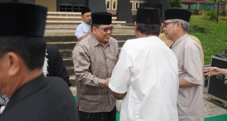 Sekretaris Daerah (Sekda) Kota Pagar Alam, Zaily Oktosab Fitri Abidin, bersama Ketua Dharma Wanita Persatuan (DWP), Reni Zaily, menghadiri pelaksanaan salat Id di Lapangan Eks MTQ Gunung Gare. (MUSINEWS.ID/HAIRUDIN)