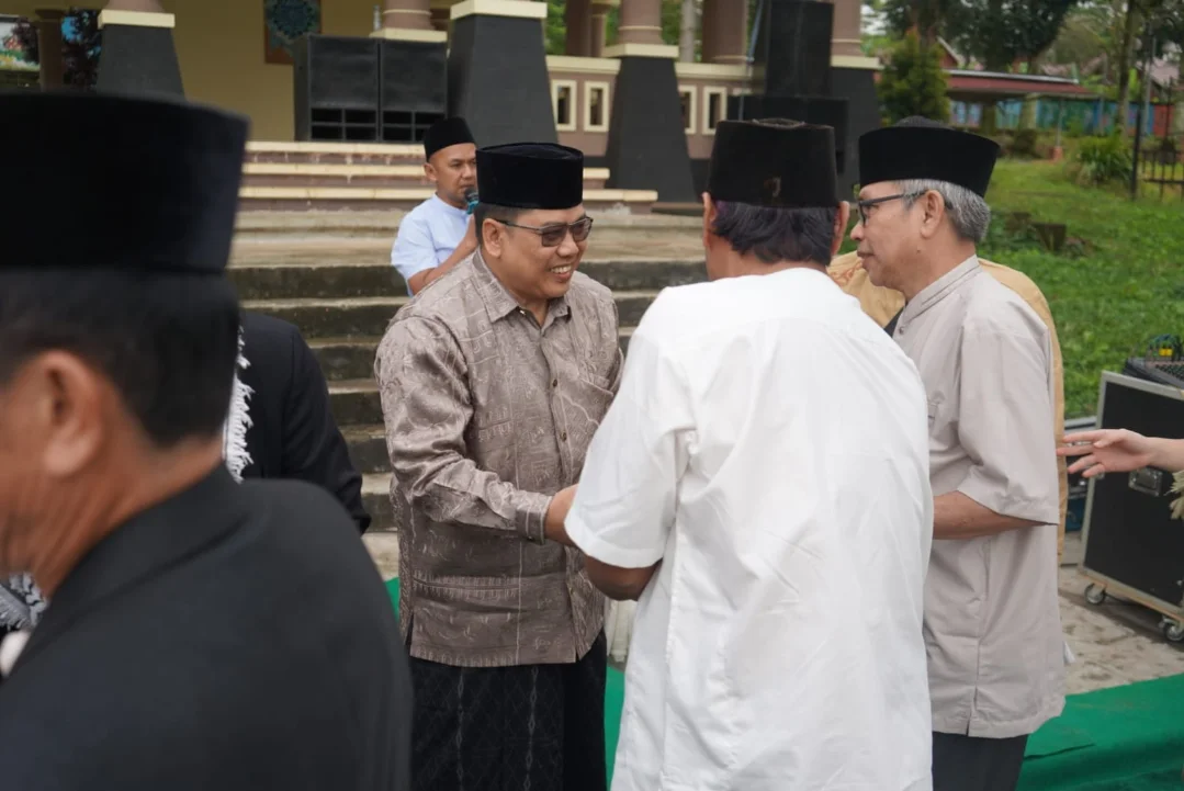 Sekretaris Daerah (Sekda) Kota Pagar Alam, Zaily Oktosab Fitri Abidin, bersama Ketua Dharma Wanita Persatuan (DWP), Reni Zaily, menghadiri pelaksanaan salat Id di Lapangan Eks MTQ Gunung Gare. (MUSINEWS.ID/HAIRUDIN)