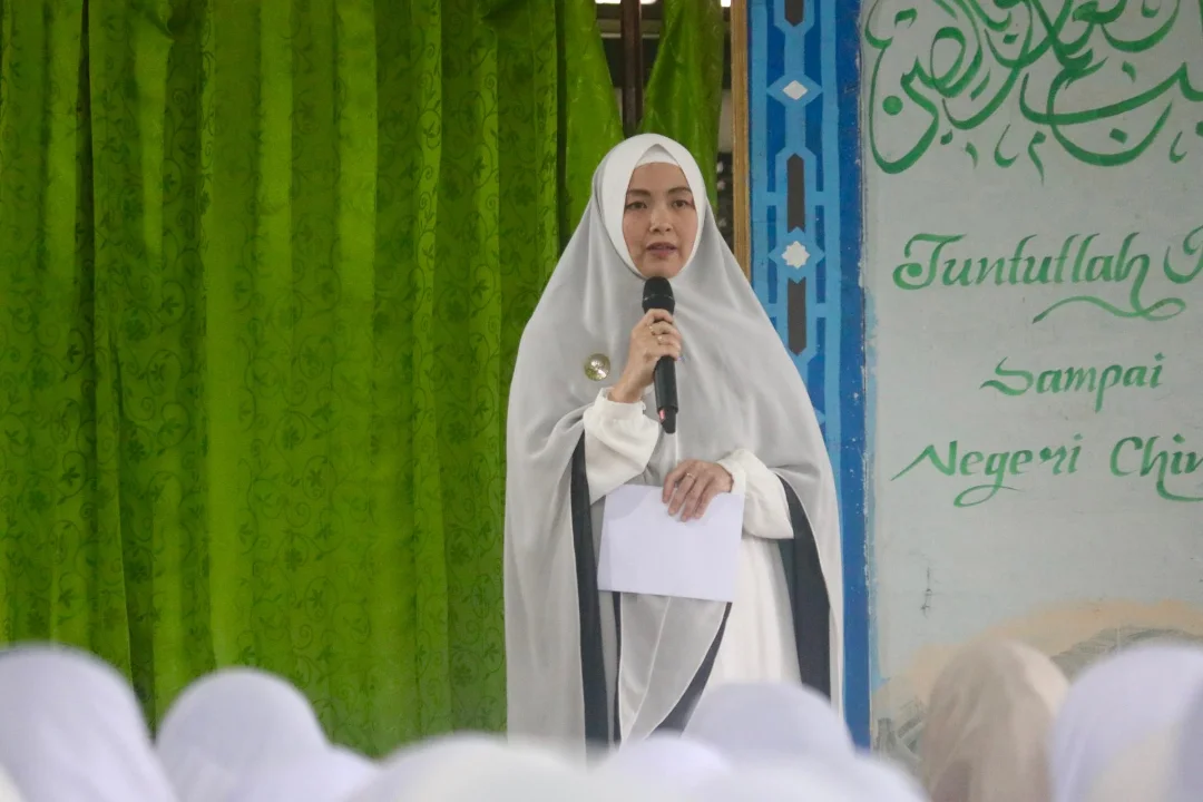 Wakil Wali Kota (Wawako) Pagar Alam, Hj. Bertha, menghadiri Tabligh Akbar Isra’ Mi’raj Nabi Muhammad SAW 1447 Hijriah / 2026 Masehi, yang digelar oleh Pondok Pesantren (Ponpes) Daarul Kutub El-Gontori, Kota Pagar Alam, pada hari Sabtu pagi, tanggal 10 Januari 2026. (MUSINEWS.ID/HAIRUDIN)