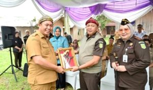 Wali Kota Pagar Alam, Ludi Oliansyah, bersama Kepala Kejaksaan Tinggi (Kajati) Sumatra Selatan (Sumsel), Ketut Sumedana, melaksanakan peletakan batu pertama pembangunan Ghumah Baghi Restorative Justice di kawasan Eks MTQ Gunung Gare, Kota Pagar Alam, hari Selasa, tanggal 27 Januari 2026. (MUSINEWS.ID/HAIRUDIN)