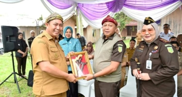 Wali Kota Pagar Alam, Ludi Oliansyah, bersama Kepala Kejaksaan Tinggi (Kajati) Sumatra Selatan (Sumsel), Ketut Sumedana, melaksanakan peletakan batu pertama pembangunan Ghumah Baghi Restorative Justice di kawasan Eks MTQ Gunung Gare, Kota Pagar Alam, hari Selasa, tanggal 27 Januari 2026. (MUSINEWS.ID/HAIRUDIN)