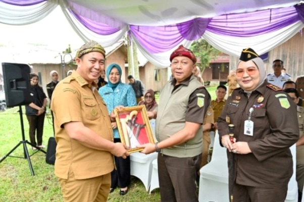 Wali Kota Pagar Alam, Ludi Oliansyah, bersama Kepala Kejaksaan Tinggi (Kajati) Sumatra Selatan (Sumsel), Ketut Sumedana, melaksanakan peletakan batu pertama pembangunan Ghumah Baghi Restorative Justice di kawasan Eks MTQ Gunung Gare, Kota Pagar Alam, hari Selasa, tanggal 27 Januari 2026. (MUSINEWS.ID/HAIRUDIN)
