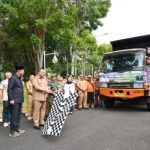Wali Kota Pagar Alam, Ludi Oliansyah, secara resmi melepas keberangkatan bantuan kemanusiaan bagi masyarakat yang terdampak bencana di sejumlah wilayah di Pulau Sumatra, yakni Sumatra Barat, Sumatra Utara, dan Aceh. (MUSINEWS.ID/HAIRUDIN)