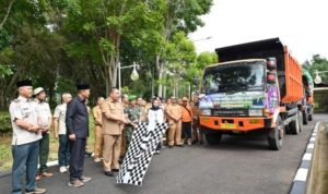 Wali Kota Pagar Alam, Ludi Oliansyah, secara resmi melepas keberangkatan bantuan kemanusiaan bagi masyarakat yang terdampak bencana di sejumlah wilayah di Pulau Sumatra, yakni Sumatra Barat, Sumatra Utara, dan Aceh. (MUSINEWS.ID/HAIRUDIN)