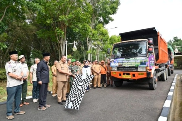 Wali Kota Pagar Alam, Ludi Oliansyah, secara resmi melepas keberangkatan bantuan kemanusiaan bagi masyarakat yang terdampak bencana di sejumlah wilayah di Pulau Sumatra, yakni Sumatra Barat, Sumatra Utara, dan Aceh. (MUSINEWS.ID/HAIRUDIN)