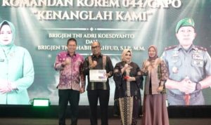 Wali Kota Pagar Alam, Ludi Oliansyah, bersama Ketua TP-PKK Kota Pagar Alam, Hera Parianti, menghadiri prosesi lepas sambut Komandan Korem 044/Garuda Dempo (GAPO) yang digelar di Soma Grand Ballroom, hari Sabtu, tanggal 28 Februari 2026. (MUSINEWS.ID/HAIRUDIN) Wali Kota Pagar Alam, Ludi Oliansyah, bersama Ketua TP-PKK Kota Pagar Alam, Hera Parianti, menghadiri prosesi lepas sambut Komandan Korem 044/Garuda Dempo (GAPO) yang digelar di Soma Grand Ballroom, hari Sabtu, tanggal 28 Februari 2026. (MUSINEWS.ID/HAIRUDIN)