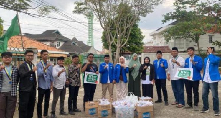 Pengurus Koordinator Cabang (PKC) Pergerakan Mahasiswa Islam Indonesia (PMII) Provinsi Sumatra Selatan (Sumsel) menggelar kegiatan sosial bertajuk Berkah Ramadhan, dengan membagikan takjil kepada masyarakat. (MUSINEWS.ID/TRY)