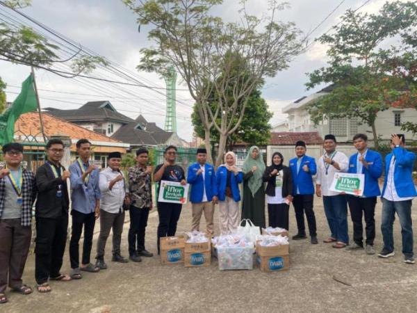 Pengurus Koordinator Cabang (PKC) Pergerakan Mahasiswa Islam Indonesia (PMII) Provinsi Sumatra Selatan (Sumsel) menggelar kegiatan sosial bertajuk Berkah Ramadhan, dengan membagikan takjil kepada masyarakat. (MUSINEWS.ID/TRY)