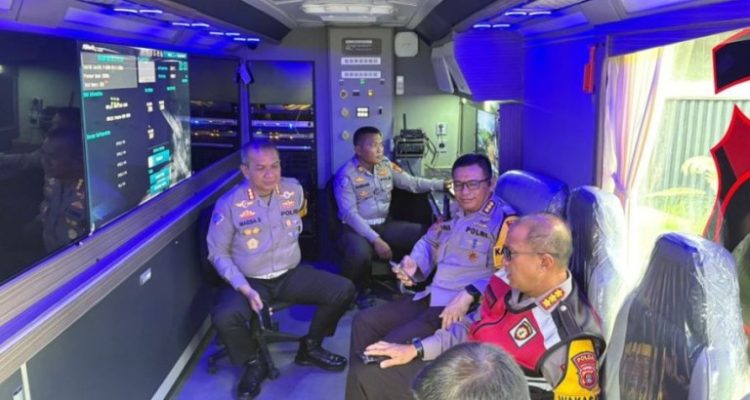 Karo Ops Polda Sumsel sekaligus Karendal Opsda, Kombes. Pol. Muhammad Anis Prasetio Santoso, memimpin pengamanan arus mudik dengan menurunkan langsung Mobile Command Center (MCC) di titik kemacetan strategis Jalintim Betung. (MUSINEWS.ID/TRY)