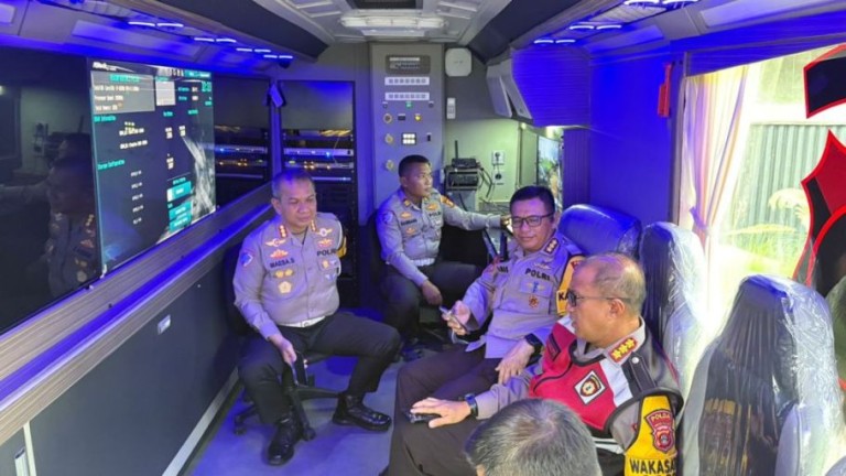 Karo Ops Polda Sumsel sekaligus Karendal Opsda, Kombes. Pol. Muhammad Anis Prasetio Santoso, memimpin pengamanan arus mudik dengan menurunkan langsung Mobile Command Center (MCC) di titik kemacetan strategis Jalintim Betung. (MUSINEWS.ID/TRY)