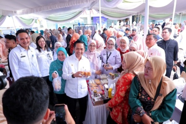 Wali Kota Palembang, Ratu Dewa, saat menghadiri bazar ramadhan tahun 2026 yang digelar di halaman kantor Sekretariat Daerah Kota Palembang, hari Rabu, tanggal 4 Maret 2026. (MUSINEWS.ID/HAIRUDIN)