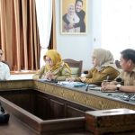 Wali Kota Palembang, Ratu Dewa, saat memimpin rapat pembahasan Detail Engineering Design (DED) penataan wajah kota dan program beautifikasi di Ruang Vidcon, Rumah Dinas Wali Kota, hari Selasa, tanggal 3 Maret 2026. (MUSINEWS.ID/HAIRUDIN)