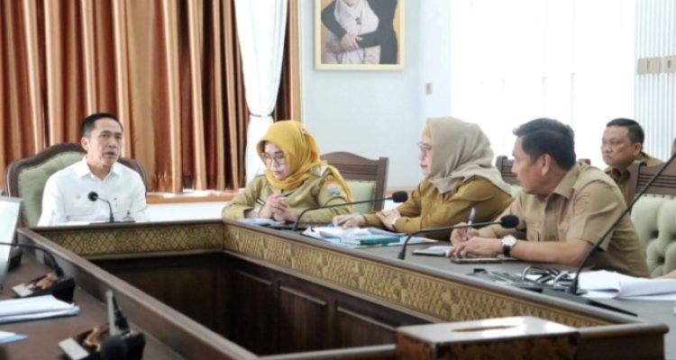 Wali Kota Palembang, Ratu Dewa, saat memimpin rapat pembahasan Detail Engineering Design (DED) penataan wajah kota dan program beautifikasi di Ruang Vidcon, Rumah Dinas Wali Kota, hari Selasa, tanggal 3 Maret 2026. (MUSINEWS.ID/HAIRUDIN)