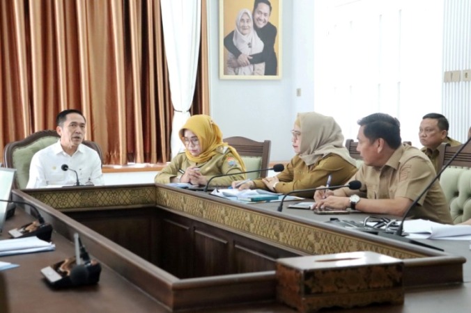 Wali Kota Palembang, Ratu Dewa, saat memimpin rapat pembahasan Detail Engineering Design (DED) penataan wajah kota dan program beautifikasi di Ruang Vidcon, Rumah Dinas Wali Kota, hari Selasa, tanggal 3 Maret 2026. (MUSINEWS.ID/HAIRUDIN)