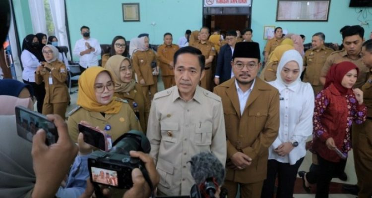 Wali Kota Palembang, Ratu Dewa, bersama Wakil Wali Kota, Prima Salam, memberikan penjelasan kepada wartawan terkait Program Makan Bergizi Gratis, hari Senin, 2 Maret 2026. (MUSINEWS.ID/HAIRUDIN)