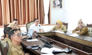 Wali Kota Palembang, Ratu Dewa, saat mendengarkan paparan program kerja RSUD Gandus yang digelar di Ruang Vidcon, Rumah Dinas Wali Kota, hari Selasa, 3 Maret 2026. (MUSINEWS.ID/HAIRUDIN)