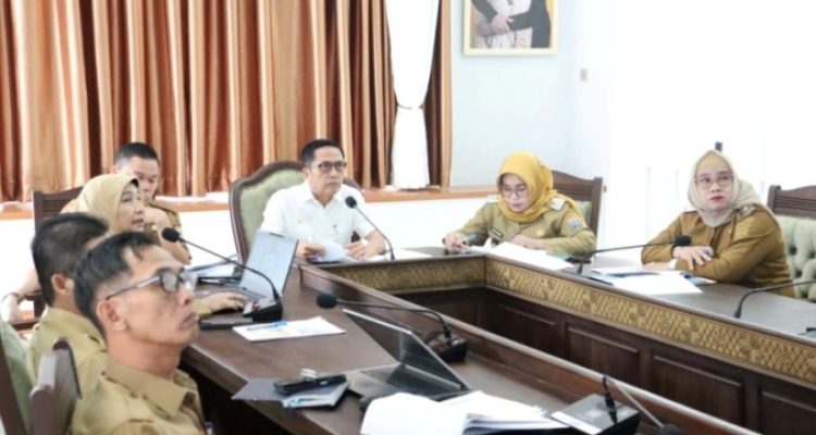 Wali Kota Palembang, Ratu Dewa, saat mendengarkan paparan program kerja RSUD Gandus yang digelar di Ruang Vidcon, Rumah Dinas Wali Kota, hari Selasa, 3 Maret 2026. (MUSINEWS.ID/HAIRUDIN)