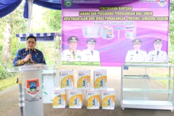 Sekretaris Daerah (Sekda) Kota Pagar Alam, Zaily Oktosab Fitri Abidin, secara simbolis menyerahkan bantuan sarana dan prasarana perdagangan bagi pelaku UMKM di Kota Pagar Alam, hari Kamis, tanggal 15 Januari 2026. (MUSINEWS.ID/HAIRUDINI)
