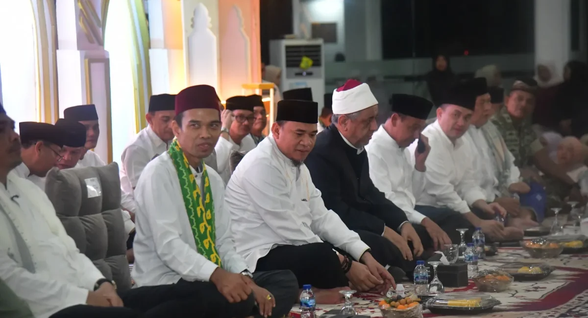 Ketua DPRD Sumsel, Andie Dinialdie, bersama ribuan masyarakat Kabupaten OKU Selatan menghadiri Peringatan Nuzulul Qur'an di Masjid Agung Al Muhtadin, hari Jum'at, tanggal 13 Maret 2026.