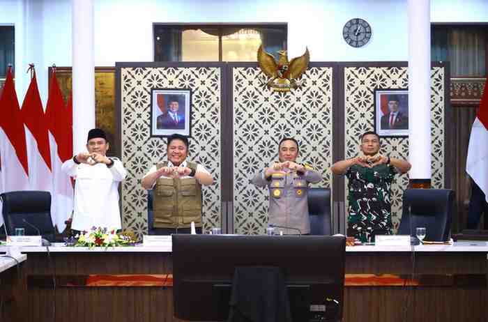Herman Deru memimpin Rapat Koordinasi (Rakor) lintas sektoral dalam rangka kesiapan pelaksanaan Operasi Ketupat Musi 2026 serta pelayanan masyarakat selama perayaan Idul Fitri 1447 Hijriah.