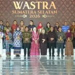 Pada Kamis malam (2/4/2026), ribuan pasang mata terpana saat helaian kain tradisional khas Sumatera Selatan bersalin rupa menjadi busana modern yang elegan dalam gelaran Fashion Show Wastra Sumsel.