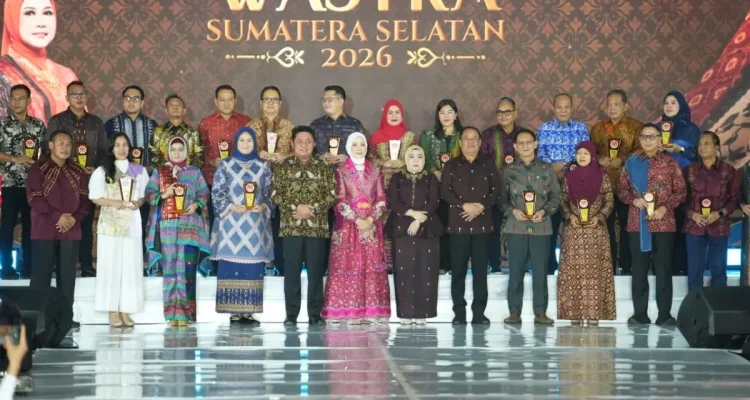 Pada Kamis malam (2/4/2026), ribuan pasang mata terpana saat helaian kain tradisional khas Sumatera Selatan bersalin rupa menjadi busana modern yang elegan dalam gelaran Fashion Show Wastra Sumsel.