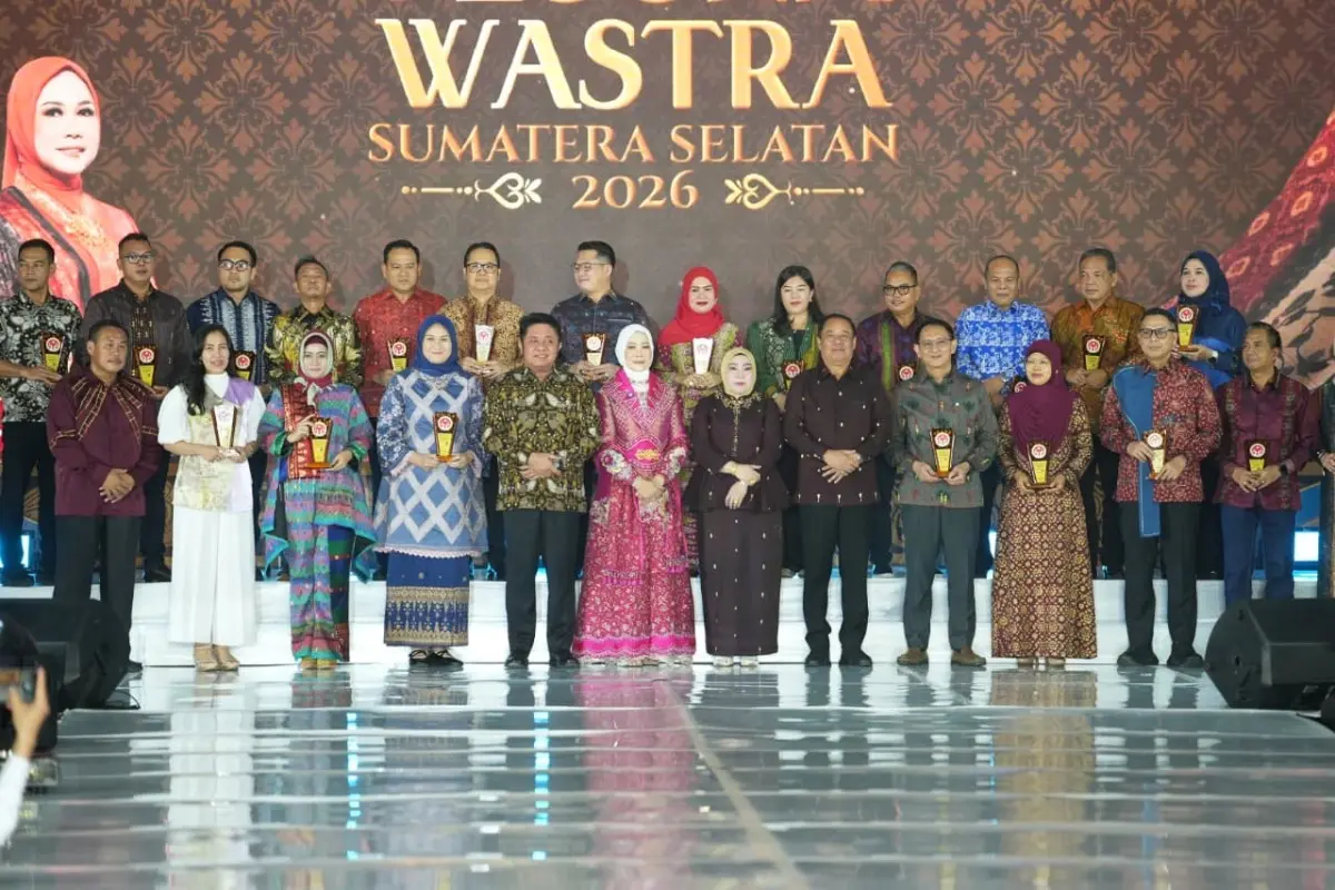 Pada Kamis malam (2/4/2026), ribuan pasang mata terpana saat helaian kain tradisional khas Sumatera Selatan bersalin rupa menjadi busana modern yang elegan dalam gelaran Fashion Show Wastra Sumsel.