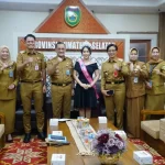 Sekda Sumsel Edward Candra saat memberikan arahan kepada Miss Tourism Universe Sumsel 2026, Alfadea Irbah Allizaputri.