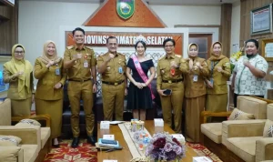 Sekda Sumsel Edward Candra saat memberikan arahan kepada Miss Tourism Universe Sumsel 2026, Alfadea Irbah Allizaputri.