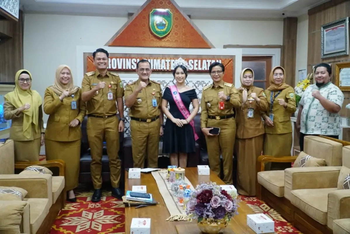 Sekda Sumsel Edward Candra saat memberikan arahan kepada Miss Tourism Universe Sumsel 2026, Alfadea Irbah Allizaputri.