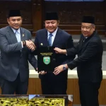 Gubernur Herman Deru menghadiri rapat paripurna DPRD Sumsel terkait rekomendasi LKPJ 2025.