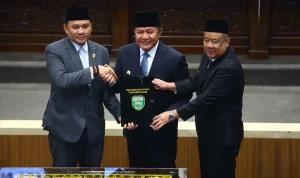 Gubernur Herman Deru menghadiri rapat paripurna DPRD Sumsel terkait rekomendasi LKPJ 2025.