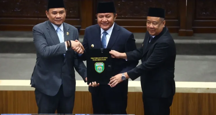 Gubernur Herman Deru menghadiri rapat paripurna DPRD Sumsel terkait rekomendasi LKPJ 2025.