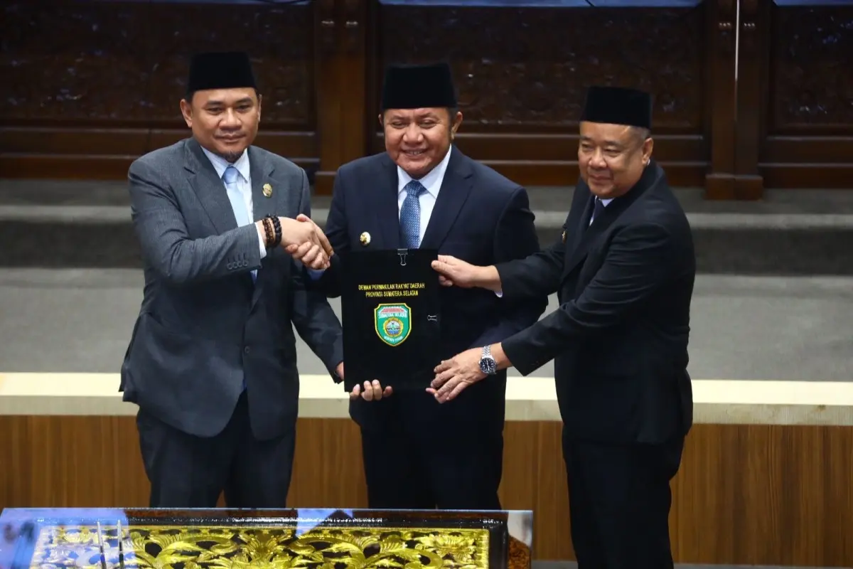 Gubernur Herman Deru menghadiri rapat paripurna DPRD Sumsel terkait rekomendasi LKPJ 2025.