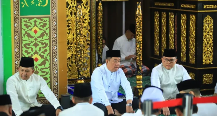 Acara pembacaan Yasin dan Tahlil ini juga dihadiri langsung oleh Wakil Gubernur Sumatera Selatan, H. Cik Ujang, S.H., beserta jajaran kepala Organisasi Perangkat Daerah (OPD) di lingkungan Pemerintah Provinsi Sumsel.
