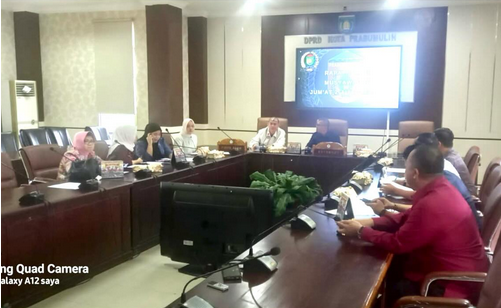 Rapat yang berlangsung di Ruang Rapat Badan Musyawarah DPRD Kota Prabumulih tersebut dipimpin oleh Wakil Ketua I DPRD Kota Prabumulih, Aryono, didampingi Wakil Ketua II, Ir. Dipe Anom, serta dihadiri seluruh anggota Badan Musyawarah DPRD Kota Prabumulih. Jumat, 02 Januari 2026.
