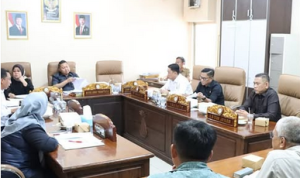 Nicko Adha Pranata, memimpin langsung Rapat Klarifikasi Lanjutan terkait pembangunan Gapura Tugu Air Mancur Kota Prabumulih.