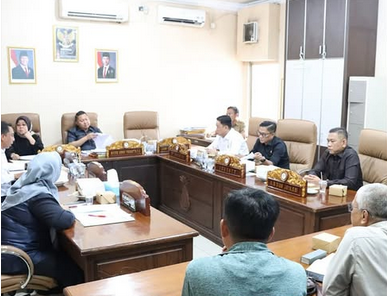 Nicko Adha Pranata, memimpin langsung Rapat Klarifikasi Lanjutan terkait pembangunan Gapura Tugu Air Mancur Kota Prabumulih.