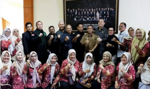 Riza Ariansyah, S.H., memimpin Rapat Dengar Pendapat (RDP) yang membahas rencana penghapusan uang transport bagi guru honorer swasta yang telah bersertifikasi mulai tahun 2026. Riza Ariansyah, S.H., memimpin Rapat Dengar Pendapat (RDP) yang membahas rencana penghapusan uang transport bagi guru honorer swasta yang telah bersertifikasi mulai tahun 2026.