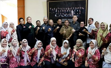 Riza Ariansyah, S.H., memimpin Rapat Dengar Pendapat (RDP) yang membahas rencana penghapusan uang transport bagi guru honorer swasta yang telah bersertifikasi mulai tahun 2026.