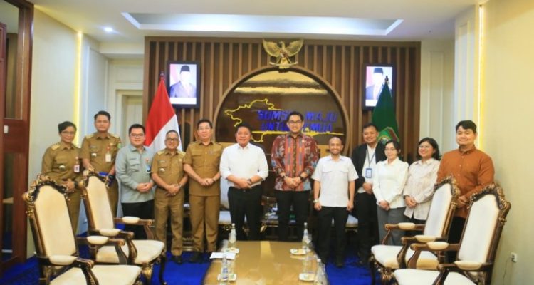 erman Deru menerima audiensi Staf Khusus Presiden RI Bidang UMKM, dan Teknologi Digital, Tiar Nabilla Karbala di Ruang Tamu Gubernur Sumsel. Selasa (7/4/2026)