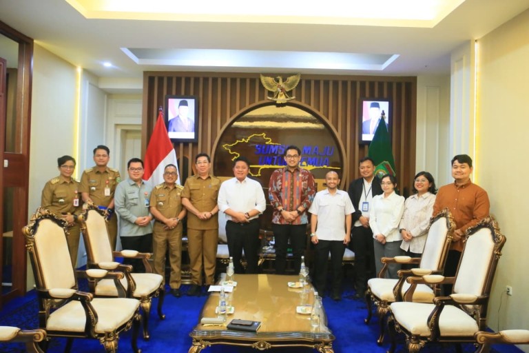 erman Deru menerima audiensi Staf Khusus Presiden RI Bidang UMKM, dan Teknologi Digital, Tiar Nabilla Karbala di Ruang Tamu Gubernur Sumsel. Selasa (7/4/2026)