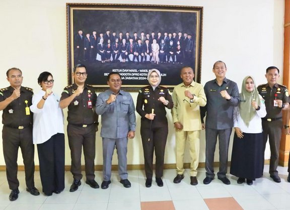 H. Deni Victoria, S.H., M.Si., didampingi Wakil Ketua DPRD Kota Prabumulih Aryono, S.H., dan Ir. Dipe Anom, serta Sekretaris DPRD Kota Prabumulih, menyambut hangat kunjungan silaturahmi Kepala Kejaksaan Negeri Prabumulih yang baru, Asvera Primadona, S.H., M.H.