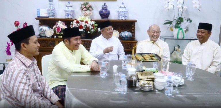 Bersama Ketua TP PKK Sumsel Feby Deru dan keluarga, ia melakukan kunjungan silaturahmi balasan ke jajaran Forum Koordinasi Pimpinan Daerah (Forkopimda), Minggu (22/3/2026).